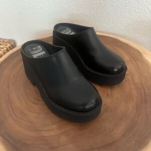 Dirty Laundry R-Test clogs